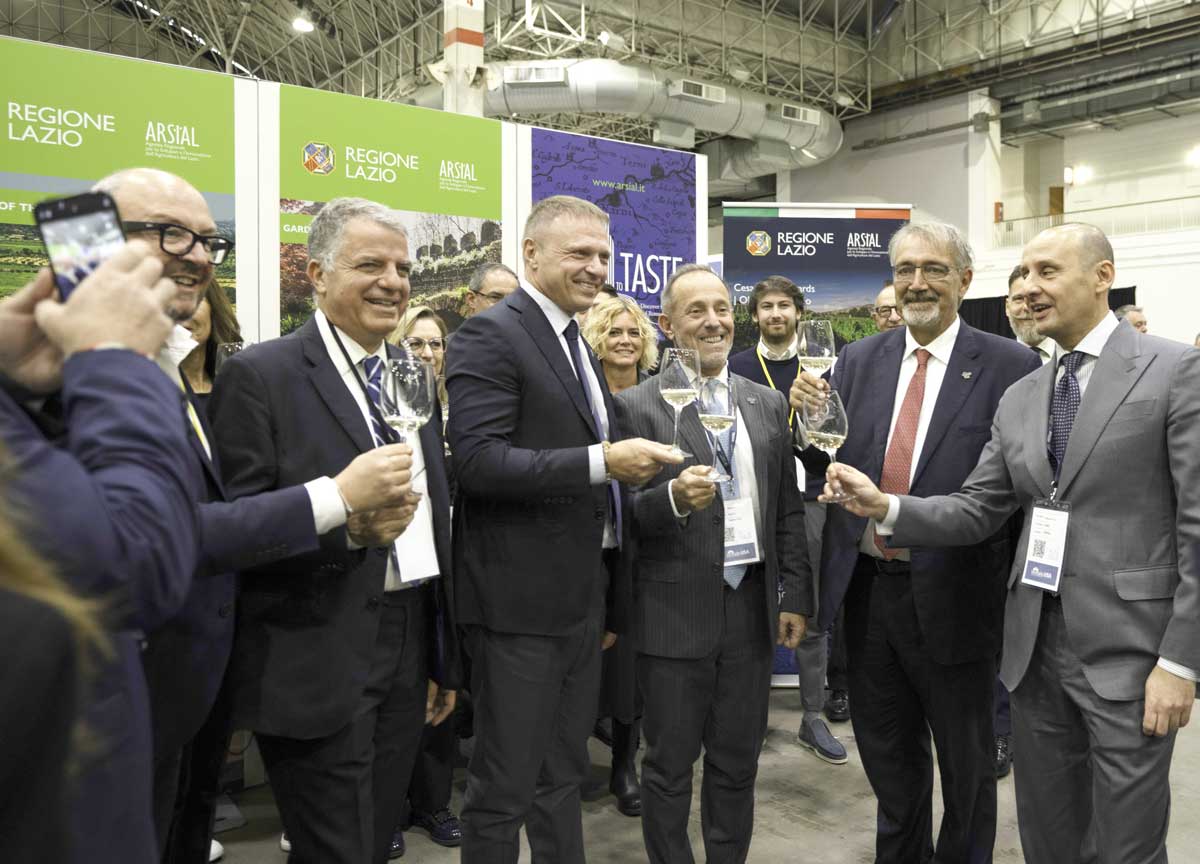 Regione Lazio: “Rocca e FdI stappano negli States; Forza Italia sull’Aventino, in Consiglio si vota la fuffa”. La protesta del Pd Regione Lazio: “Rocca e FdI stappano negli States; Forza Italia sull’Aventino, in Consiglio si vota la fuffa”. La protesta del Pd