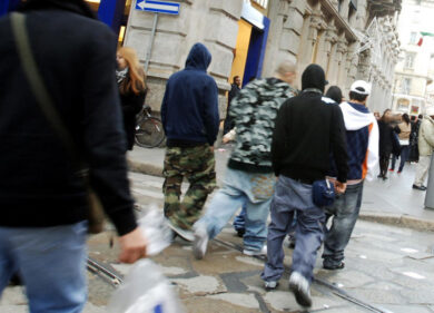 Milano, presa la baby gang della linea lilla: rapine e aggressioni in metro, 5 arresti