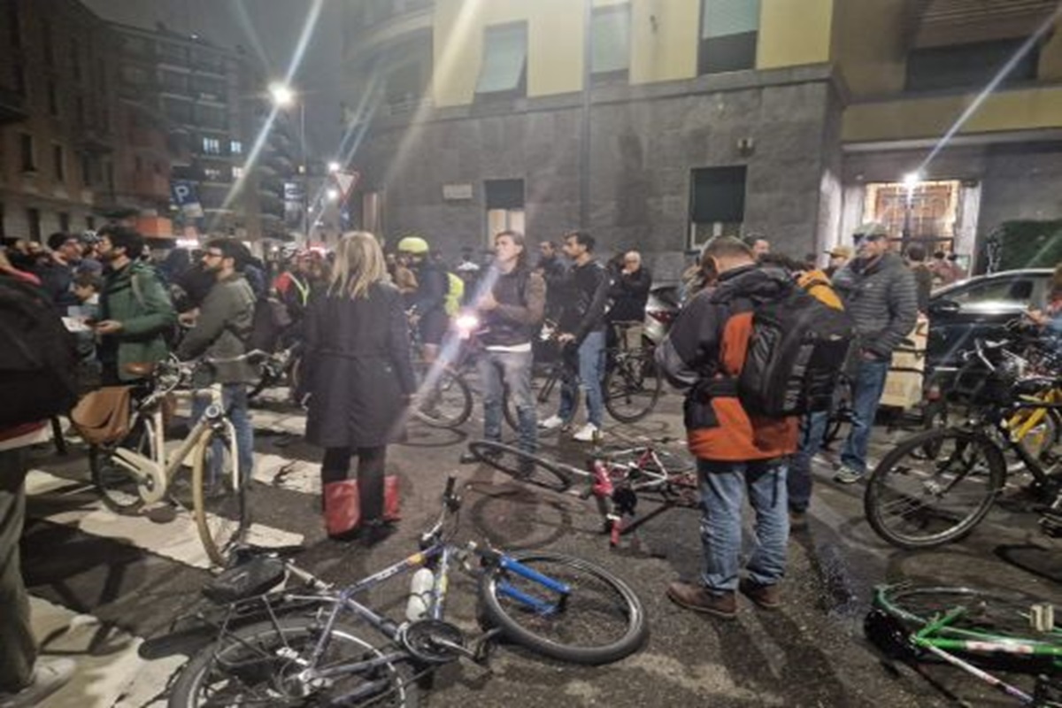 Milano, “basta morti in strada”. Il presidio dei ciclisti Milano, “basta morti in strada”. Il presidio dei ciclisti