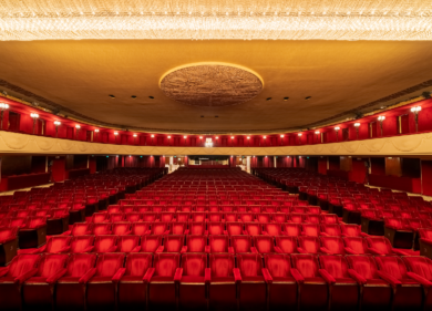 Teatro Manzoni di Milano, nel 2023 perdite dimezzate: il rosso dei Berlusconi in calo a 500mila euro