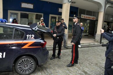 Costa Volpino, omicidio nella notte: ragazza accoltellata in casa, sangue sul pianerottolo. Arrestato un diciannovenne