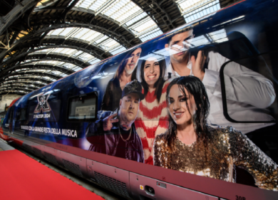 Trenitalia lancia ‘Music Tracks’: un palcoscenico per X Factor 2024 alla stazione di Milano Centrale