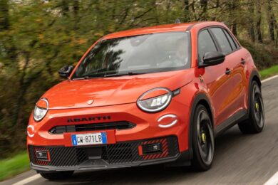 Nuova Abarth 600e: la potenza elettrica celebra il brand con la campagna “Temptation”