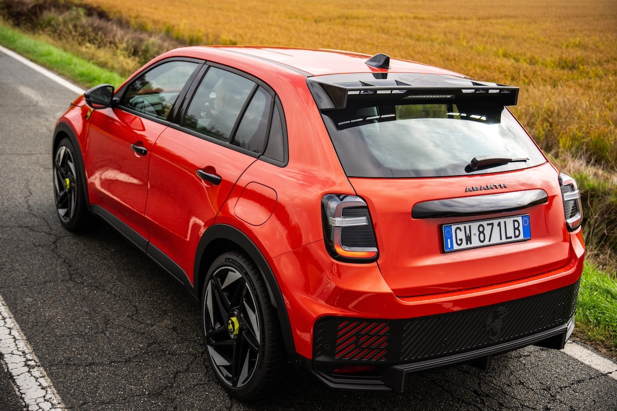 Nuova Abarth 600e: la potenza elettrica celebra il brand con la campagna “Temptation”