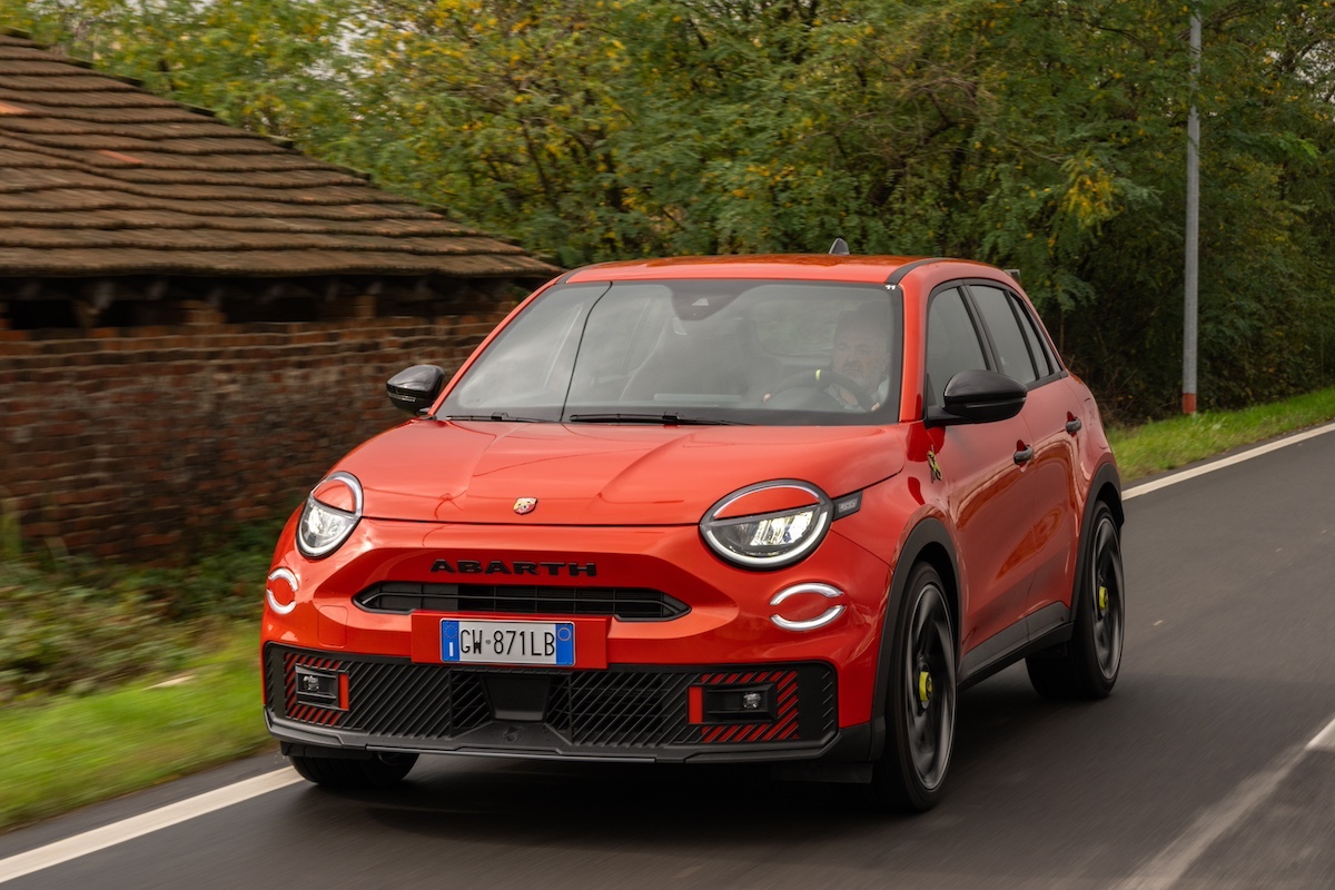 Nuova Abarth 600e: la potenza elettrica celebra il brand con la campagna “Temptation”
