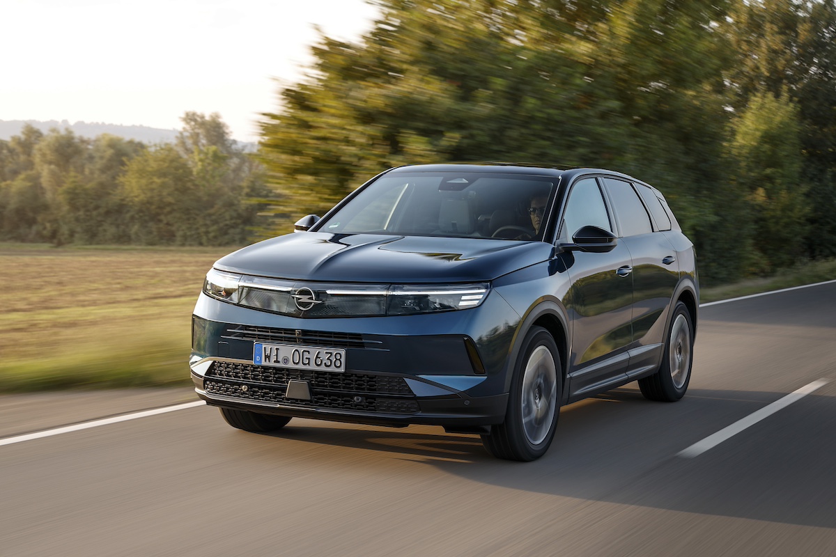 Opel presenta i nuovi ibridi a 48 volt, specifiche tecniche e innovazioni per una guida efficiente Opel presenta i nuovi ibridi a 48 volt, specifiche tecniche e innovazioni per una guida efficiente