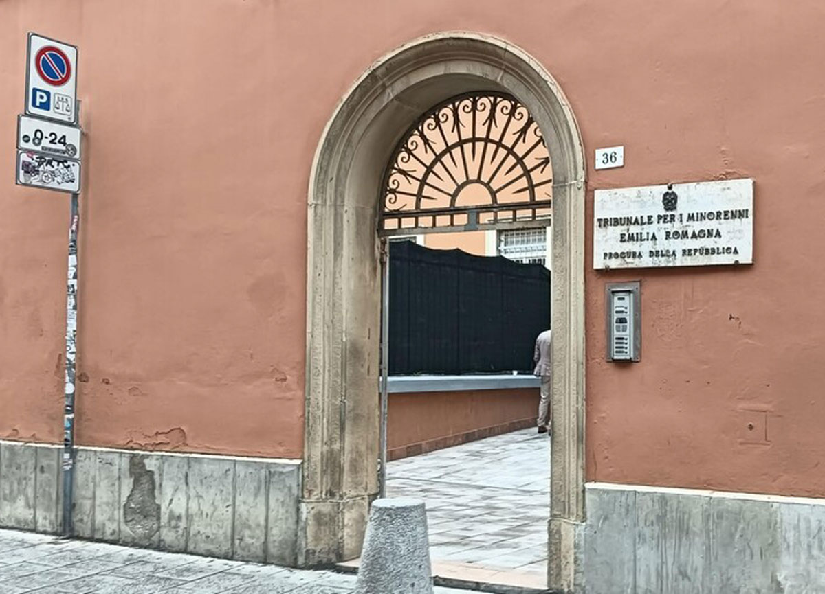 Piacenza, 13enne morta cadendo dal tetto di un palazzo: fermato il fidanzato, è in un istituto minorile Piacenza, 13enne morta cadendo dal tetto di un palazzo: fermato il fidanzato, è in un istituto minorile