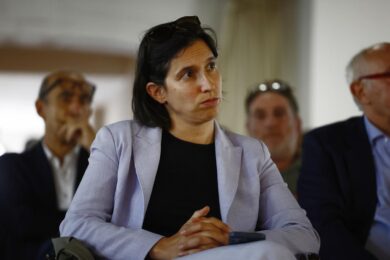 Elly Schlein tra due fuochi per il futuro della sinistra