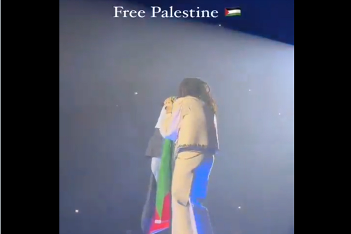 Ghali porta la bandiera della Palestina sul palco del suo concerto Ghali porta la bandiera della Palestina sul palco del suo concerto
