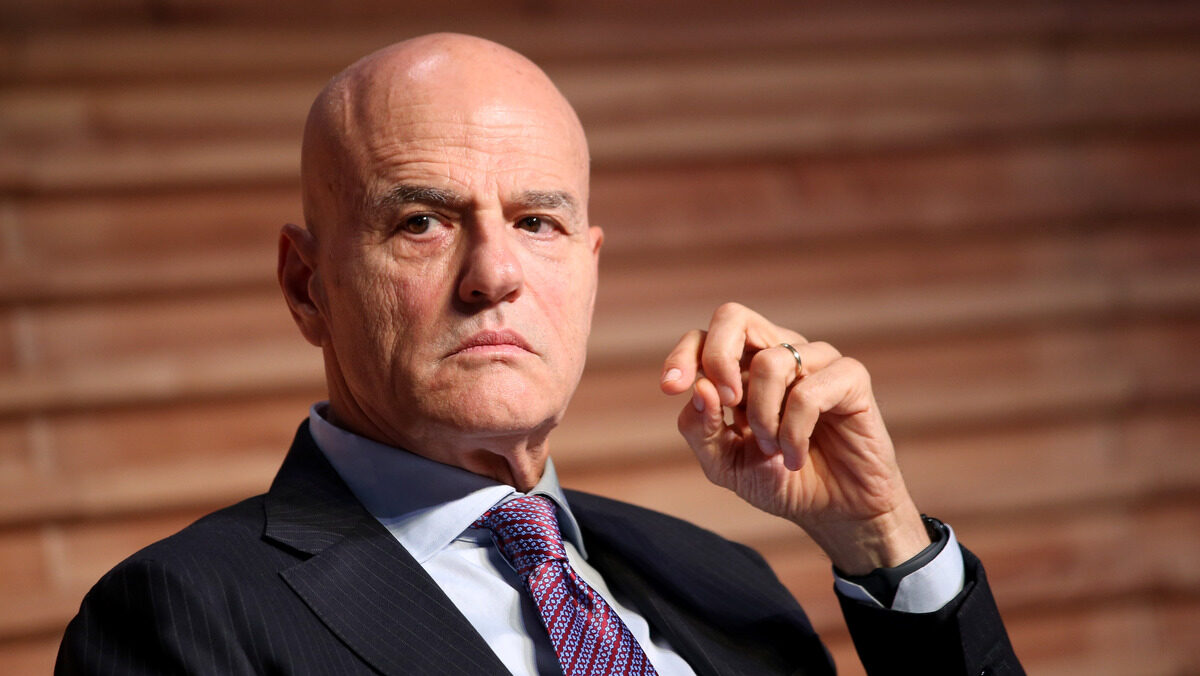 Eni, Descalzi il manager più amato. Testa a testa con Pier Silvio Berlusconi e Orcel. La classifica Eni, Descalzi il manager più amato. Testa a testa con Pier Silvio Berlusconi e Orcel. La classifica