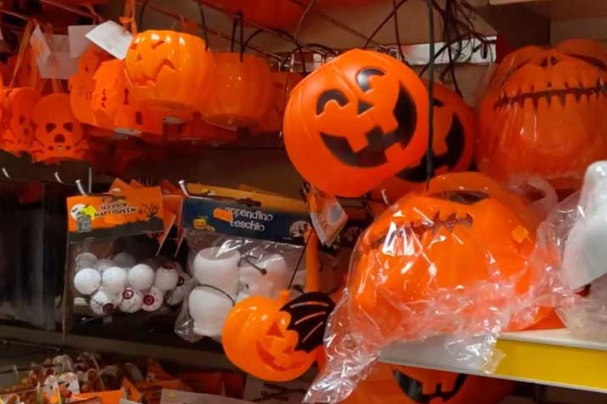 Blitz contro giochi di Halloween pericolosi: sequestrati 80mila articoli non a norma a Milano e in Brianza Blitz contro giochi di Halloween pericolosi: sequestrati 80mila articoli non a norma a Milano e in Brianza