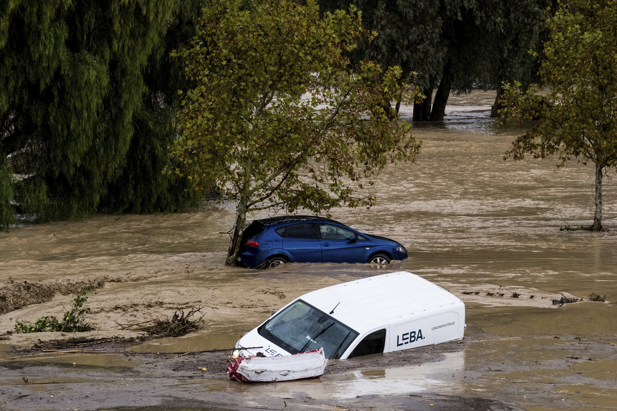 Alluvione a Valencia: oltre 90 vittime, emergenzia si sposta in Andalusia. Polemica contro il governo sui ritardi nei soccorsi Alluvione a Valencia: oltre 90 vittime, emergenzia si sposta in Andalusia. Polemica contro il governo sui ritardi nei soccorsi