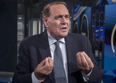 “La cultura della mafia”… Calenda a rischio processo dopo il tweet su Clemente Mastella. Il Senato dà il via libera alla Procura