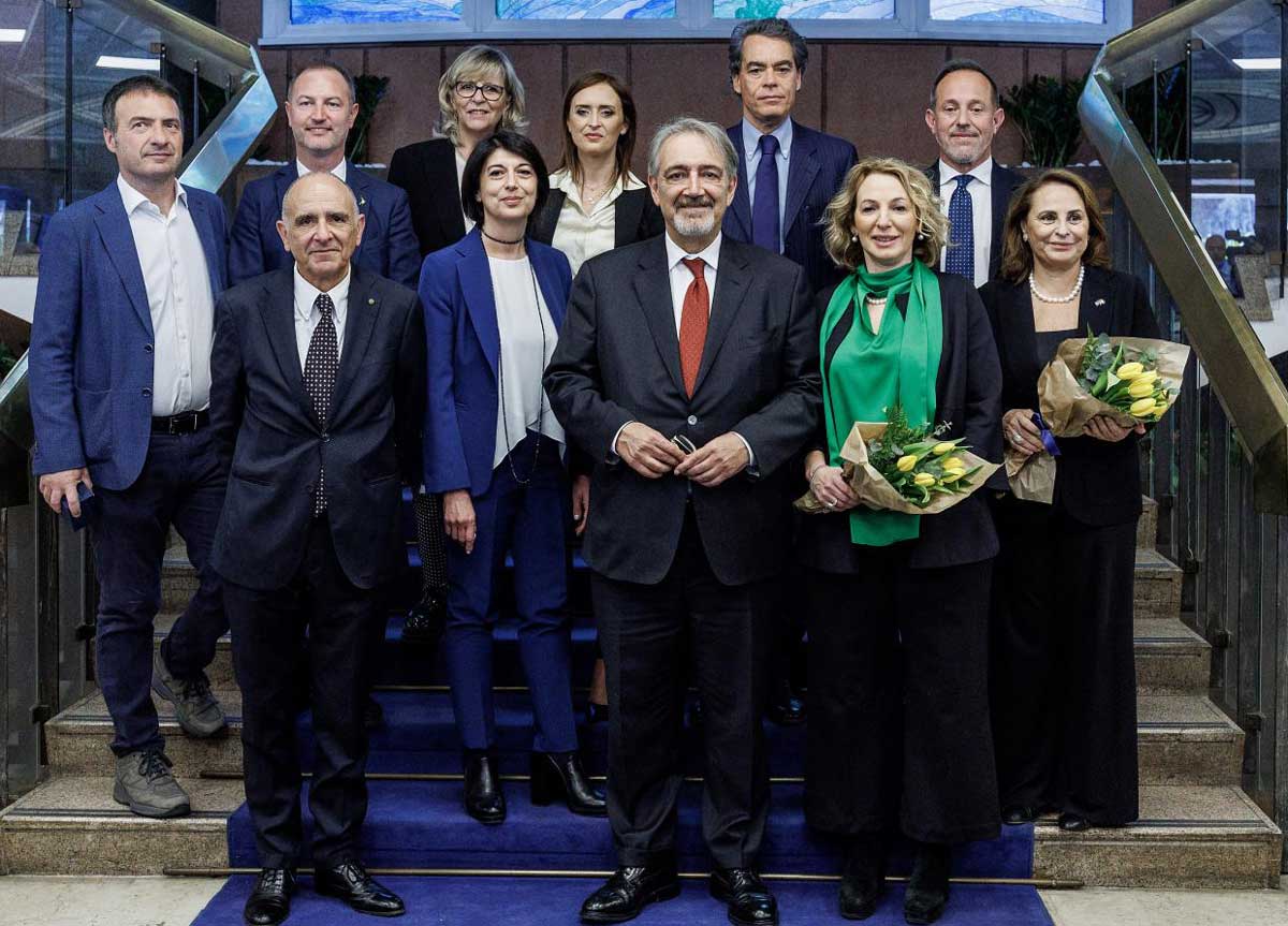 Regione Lazio, centrodestra in crisi d’amore. La dama contesa che paralizza la Giunta. E l’opposizione vara il “campo larghissimo” Regione Lazio, centrodestra in crisi d’amore. La dama contesa che paralizza la Giunta. E l’opposizione vara il “campo larghissimo”