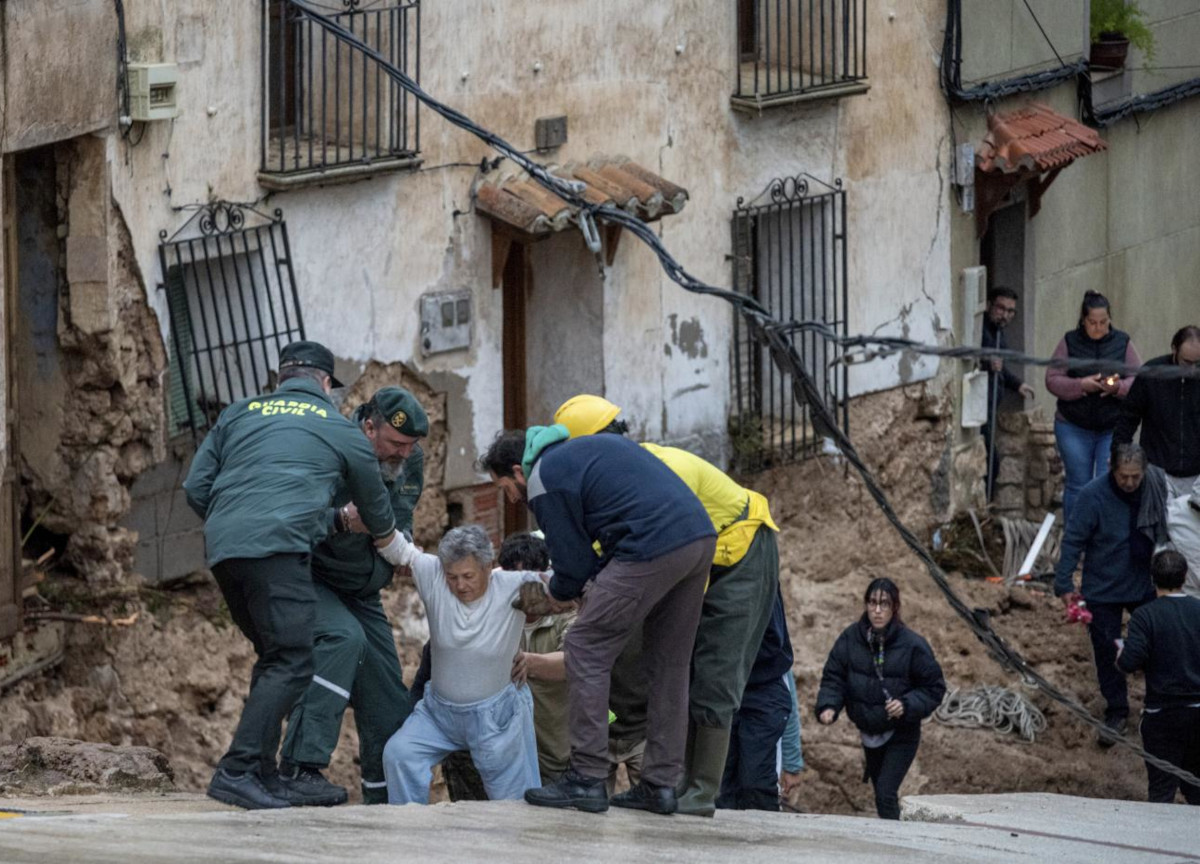 Valencia, caccia ai viveri: supermercati saccheggiati. Bilancio gravissimo, confermati 158 morti e decine di dispersi. 120 mila gli sfollati