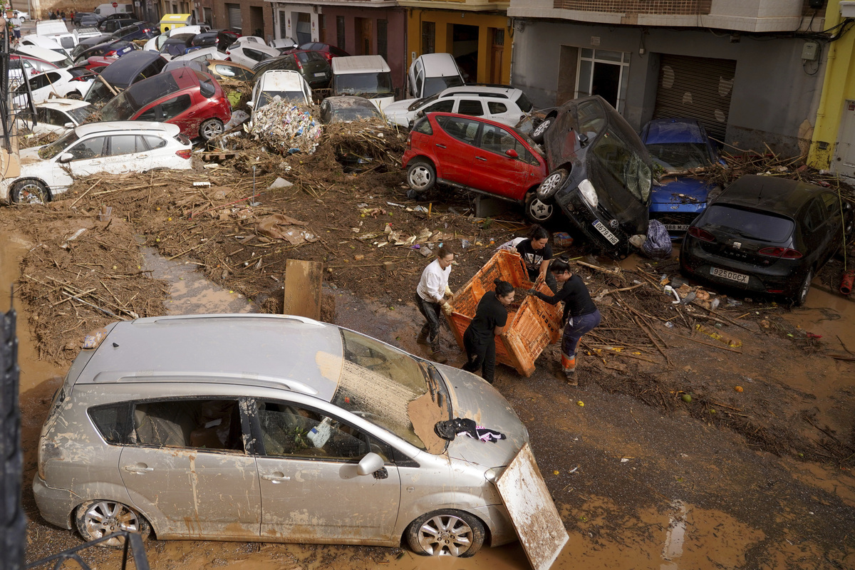 Maltempo, il climatologo: “Alluvione in Spagna ampiamente prevista, è mancata la comunicazione tra istituzioni e cittadini” Maltempo, il climatologo: “Alluvione in Spagna ampiamente prevista, è mancata la comunicazione tra istituzioni e cittadini”