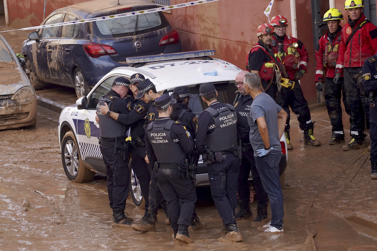 Maltempo, il climatologo: “Alluvione in Spagna ampiamente prevista, è mancata la comunicazione tra istituzioni e cittadini” Maltempo, il climatologo: “Alluvione in Spagna ampiamente prevista, è mancata la comunicazione tra istituzioni e cittadini”