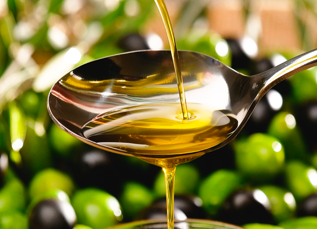 Olio extravergine a peso d’oro: caldo e umidità dimezzano la produzione. La prima raccolta fa volare il prezzo oltre i 16 euro al litro