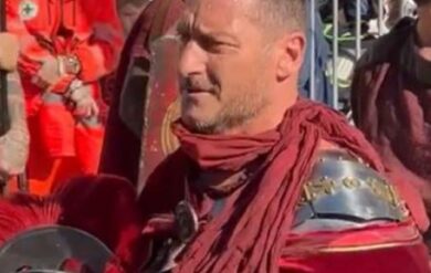 Francesco Totti, altro che calcio: l’ex bomber in versione gladiatore (a sorpresa) al Lucca Comics 2024