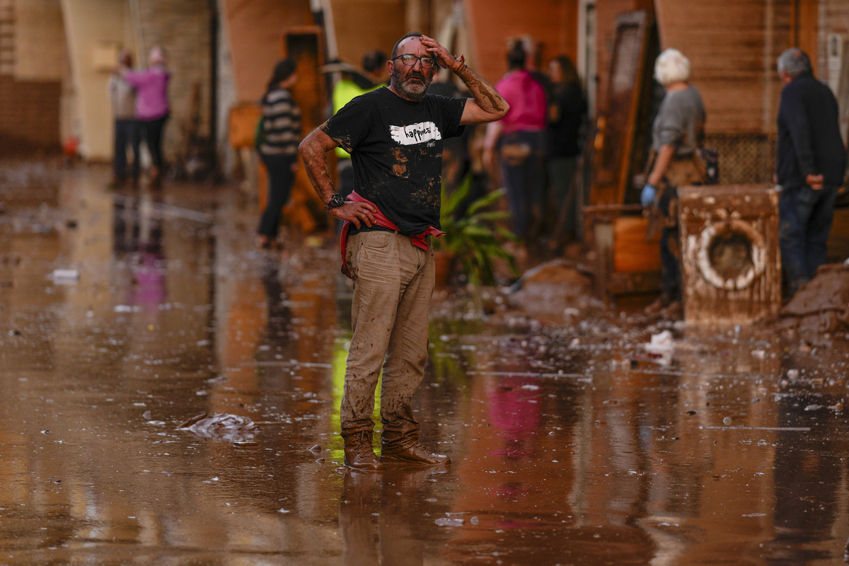 Spagna, Valencia in ginocchio. L’infettivologo Andreoni, ‘rischi sanitari da acqua contaminata e boom zanzare’ Spagna, Valencia in ginocchio. L’infettivologo Andreoni, ‘rischi sanitari da acqua contaminata e boom zanzare’