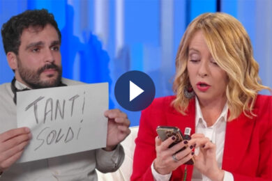 Giorgia Meloni, manovra e calcolatrice: “Tanti soldi”, il video ‘backstage’ di Propaganda Live su La7 (da morir dal ridere)