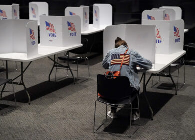 Elezioni Usa 2024, Trump: “Democratici corrotti, imbroglieranno sul risultato”. E i numeri gli danno ragione: eccoli