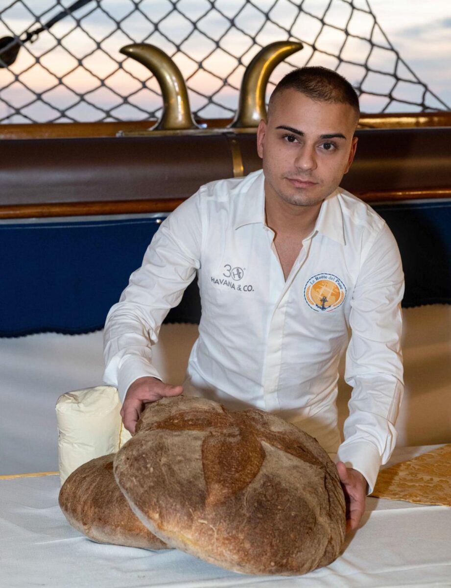Rotte del Pane. Il pane di Laterza (Ta) premiato a Singapore Rotte del Pane. Il pane di Laterza (Ta) premiato a Singapore