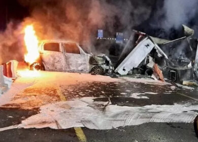Piacenza, una banda armata svaligia una sede Dhl. A fuoco i camion rubati