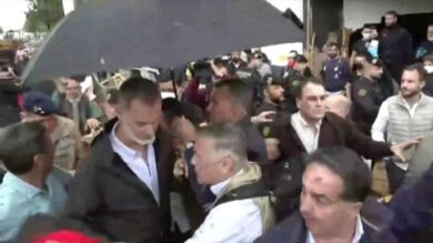 Spagna, fango contro Re Felipe. Sanchez colpito da un bastone. La folla grida “assassini”