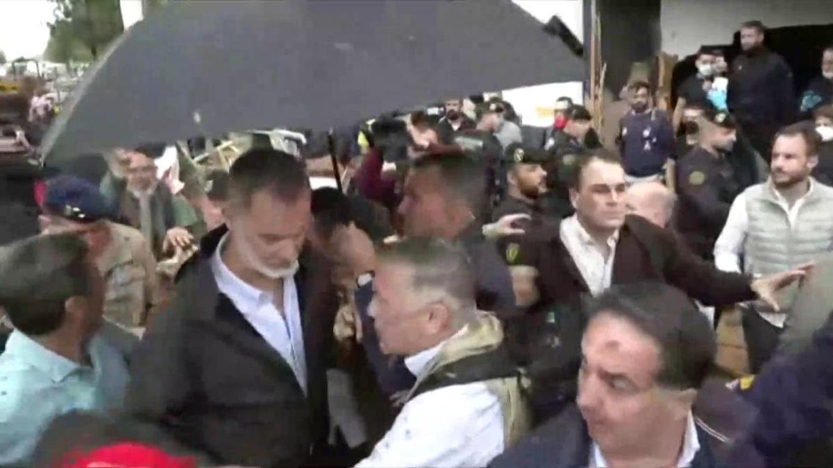 Spagna, fango contro Re Felipe. Sanchez colpito da un bastone. La folla grida “assassini” Spagna, fango contro Re Felipe. Sanchez colpito da un bastone. La folla grida “assassini”