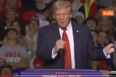 Trump fa sesso orale con il microfono in un comizio davanti a migliaia di persone. Guarda il video