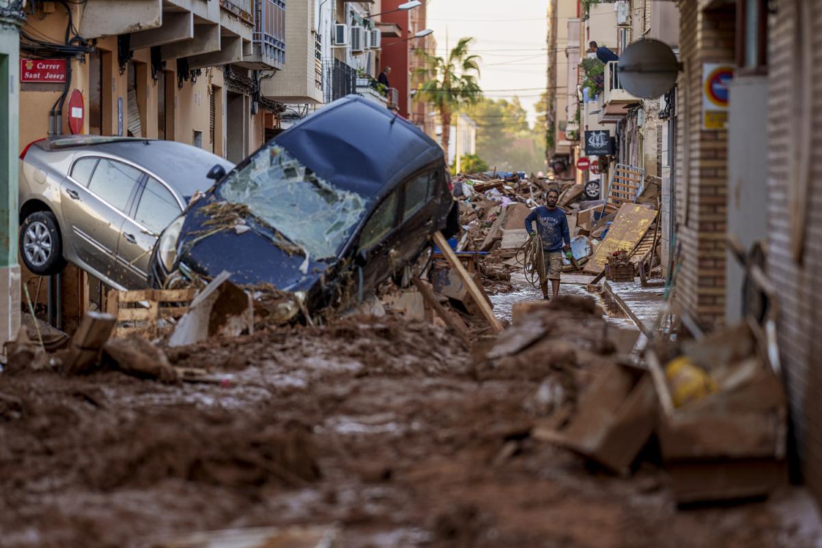 Alluvione a Valencia, allerta rossa a Barcellona e 17 voli deviati. Nel garage trovate 50 auto senza vittime
