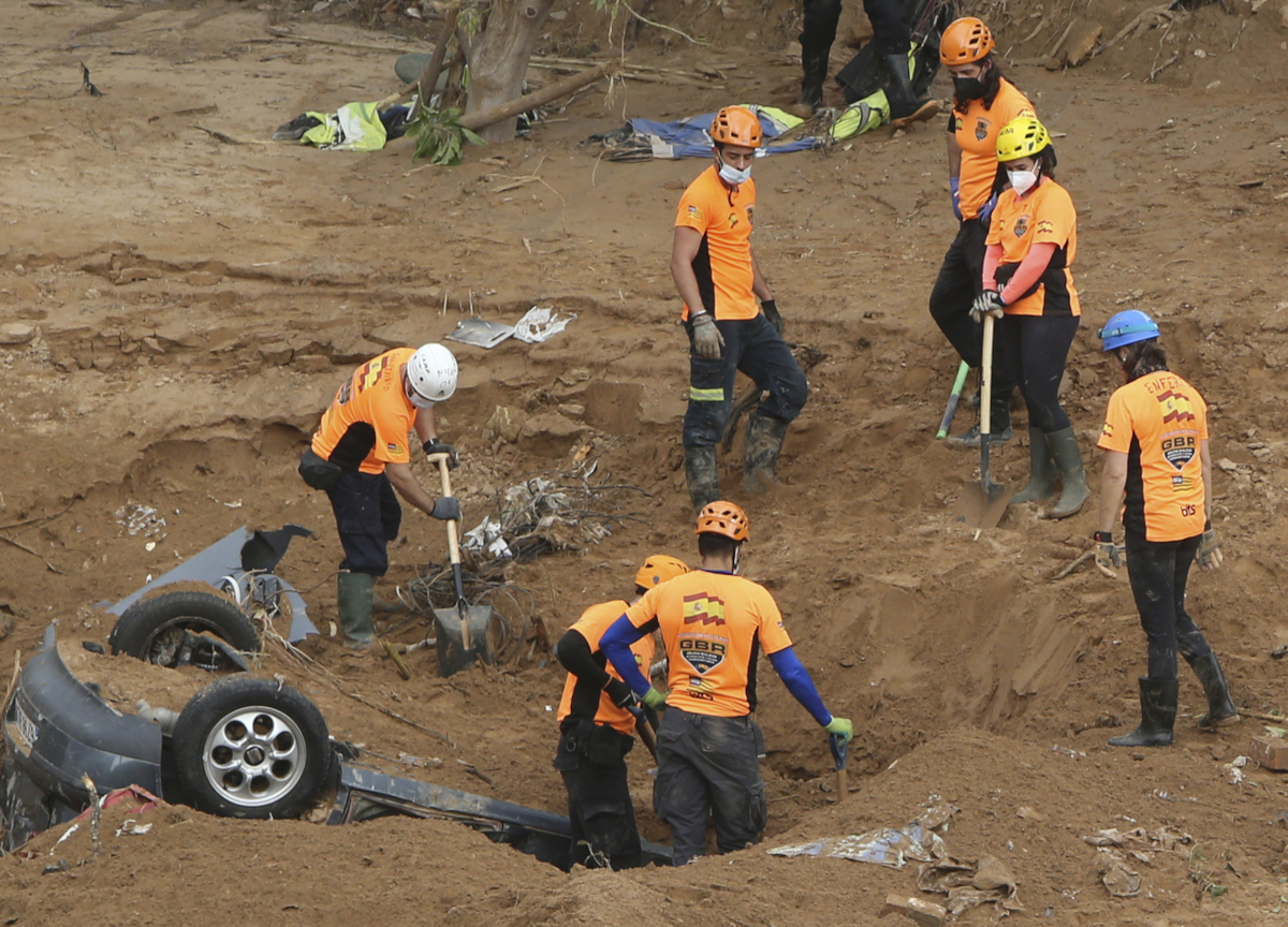 Alluvione a Valencia, allerta rossa a Barcellona e 17 voli deviati. Nel garage trovate 50 auto senza vittime