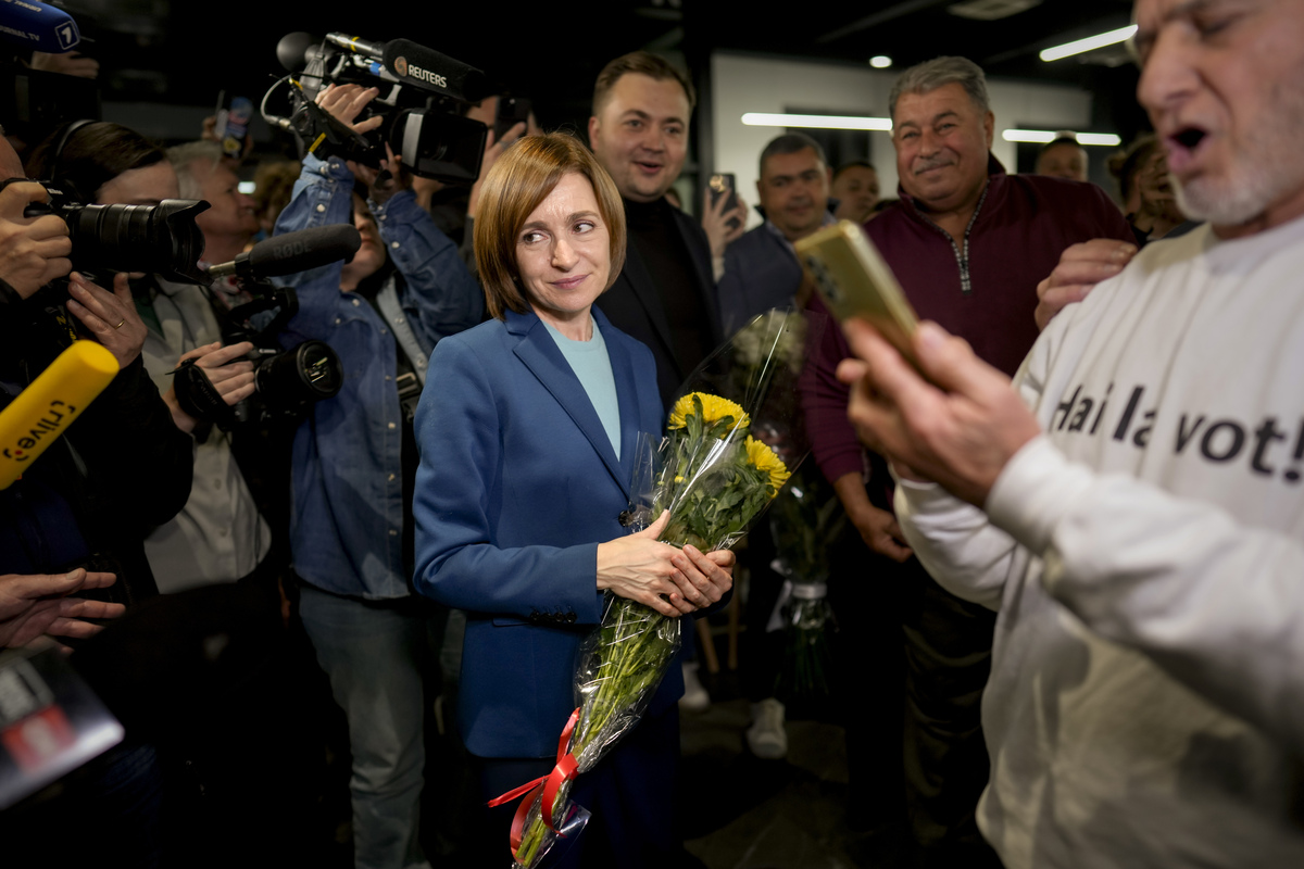 Moldova, vince l’europeista Sandu: rieletta presidente. Esulta Zelensky: “Segno di speranza per il futuro” Moldova, vince l’europeista Sandu: rieletta presidente. Esulta Zelensky: “Segno di speranza per il futuro”