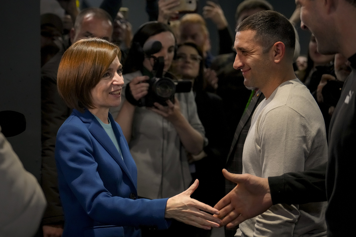 Moldova, vince l’europeista Sandu: rieletta presidente. Esulta Zelensky: “Segno di speranza per il futuro” Moldova, vince l’europeista Sandu: rieletta presidente. Esulta Zelensky: “Segno di speranza per il futuro”