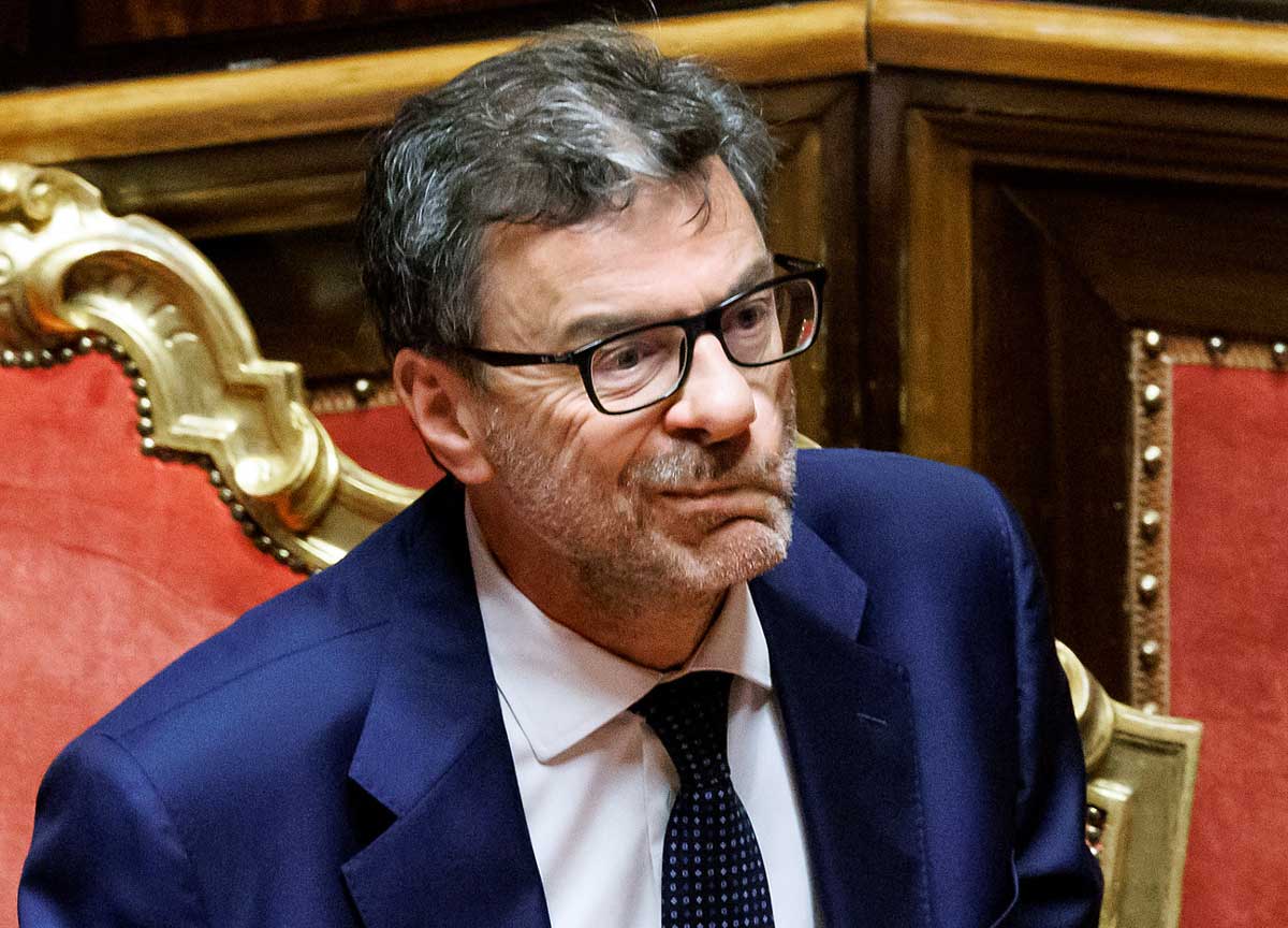 Manovra, Giorgetti incassa il primo ok (con riserva) dall’Eurogruppo. Ma il Parlamento non dovrà toccare il testo Manovra, Giorgetti incassa il primo ok (con riserva) dall’Eurogruppo. Ma il Parlamento non dovrà toccare il testo