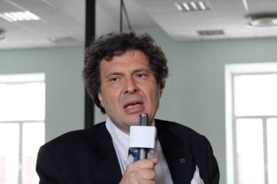A 12 anni accoltella il compagno di classe a scuola, il criminologo ad Affari: “Cattivi esempi e genitori che non sanno più educare”