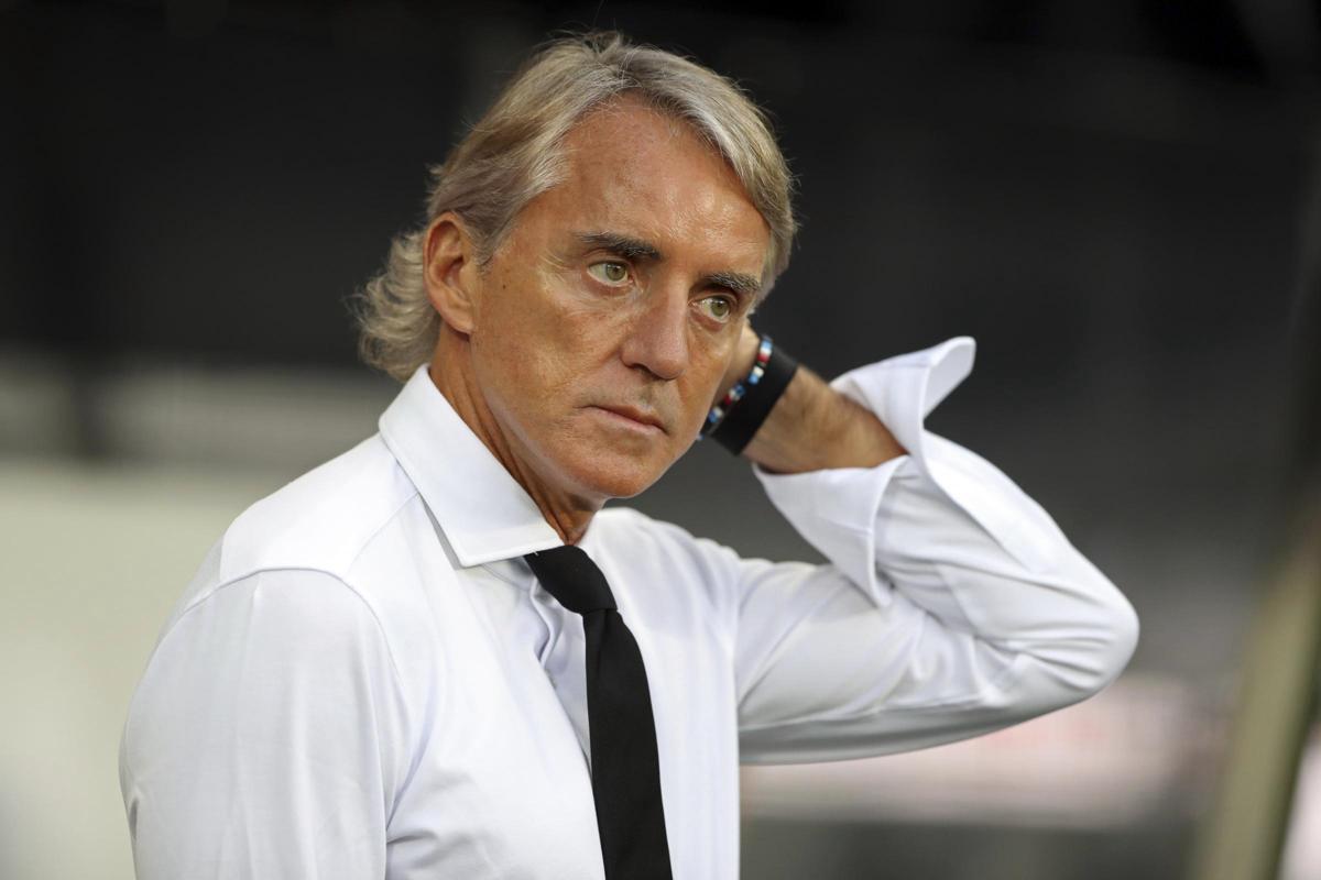 Roma, Juric rischio esonero: sondaggio Paulo Sousa ma spunta il nome di Roberto Mancini Roma, Juric rischio esonero: sondaggio Paulo Sousa ma spunta il nome di Roberto Mancini