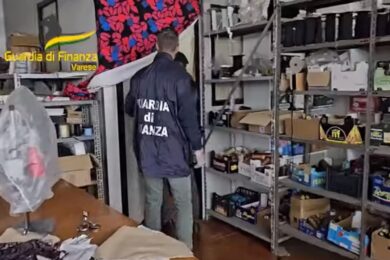 Sequestrata la fabbrica-dormitorio cinese a Samarate: centinaia di capi griffati cuciti da operai sfruttati