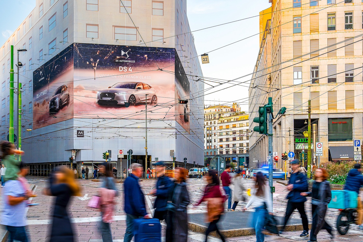 DS 4 e DS 4 Hybrid: maxi-affissione e promozione a Milano per un’esperienza di lusso sostenibile DS 4 e DS 4 Hybrid: maxi-affissione e promozione a Milano per un’esperienza di lusso sostenibile