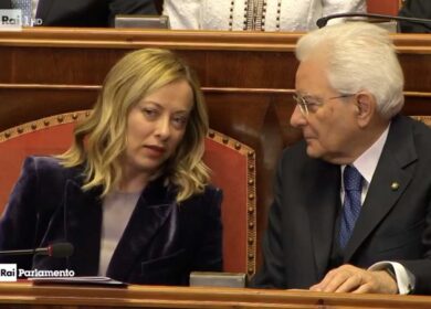 Scontro governo-magistrati, Meloni riceve il vicepresidente del Csm a Chigi. Stupore di Mattarella: incontro irrituale