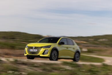 PEUGEOT cresce nel mercato elettrico italiano: E-208 al vertice del segmento B