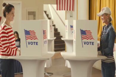 Usa, la campagna di Harris (con Julia Roberts) per convincere le mogli dei trumpiani. VIDEO