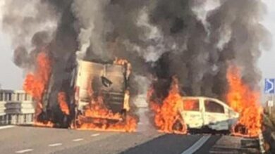 Scene da Far west nel Barese: assalto a un blindato portavalori sulla Ss96. Auto in fiamme e rapinatori in fuga. VIDEO