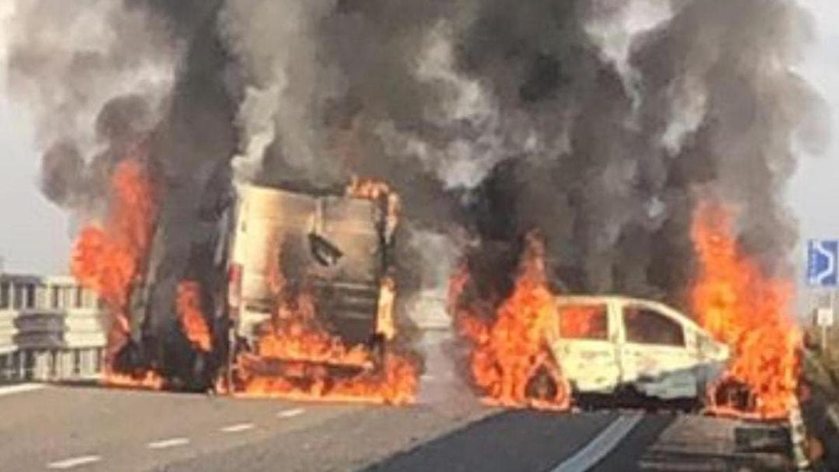 Scene da Far west nel Barese: assalto a un blindato portavalori sulla Ss96. Auto in fiamme e rapinatori in fuga. VIDEO Scene da Far west nel Barese: assalto a un blindato portavalori sulla Ss96. Auto in fiamme e rapinatori in fuga. VIDEO