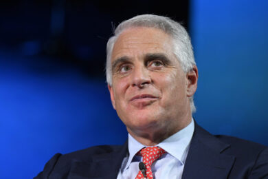 Unicredit da record, nei primi nove mesi l’utile sale a 7,7 miliardi. Commerzbank chiede alla Bce l’ok per la seconda tranche buyback da 400 mln