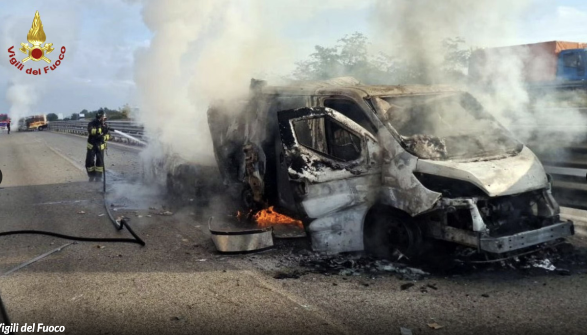 Scene da Far west nel Barese: assalto a un blindato portavalori sulla Ss96. Auto in fiamme e rapinatori in fuga. VIDEO Scene da Far west nel Barese: assalto a un blindato portavalori sulla Ss96. Auto in fiamme e rapinatori in fuga. VIDEO