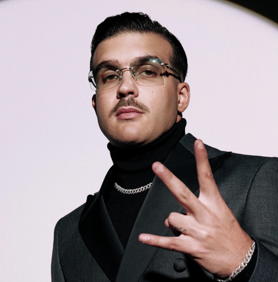 Geolier, la “moda rapper” fa il botto: oltre 1,8 milioni di ricavi per il suo marchio di abbigliamento Golden Boys