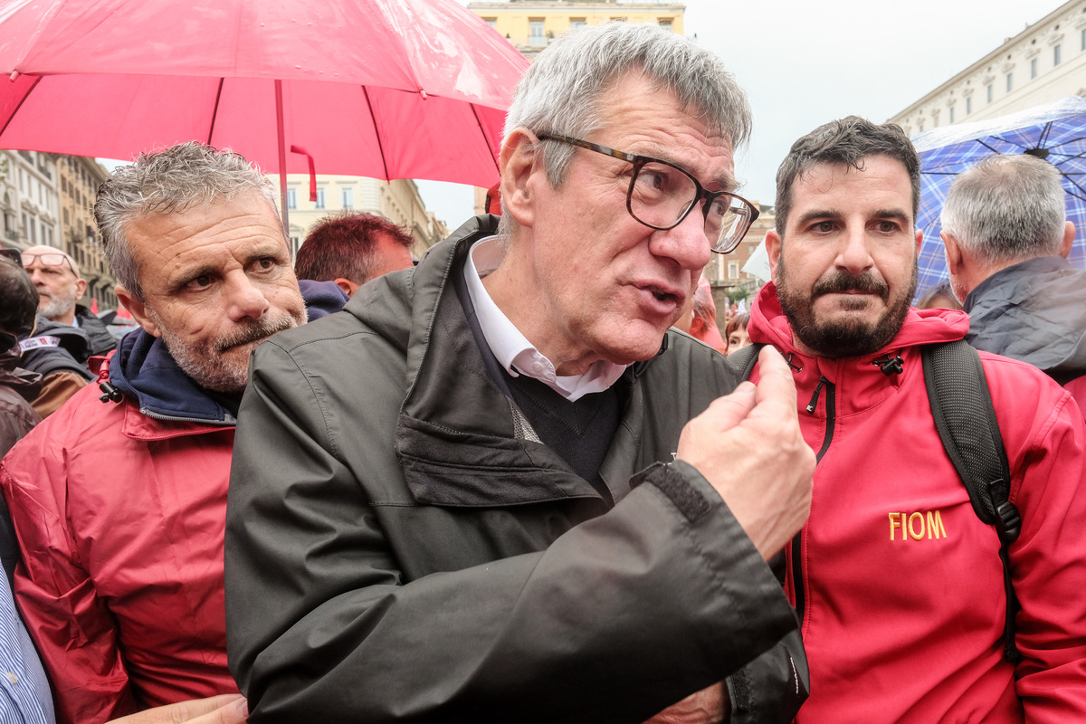 Landini, scontro totale sindacati-governo: “Serve la rivolta sociale”. FdI: “Frasi pericolose, estremi di reato”. VIDEO