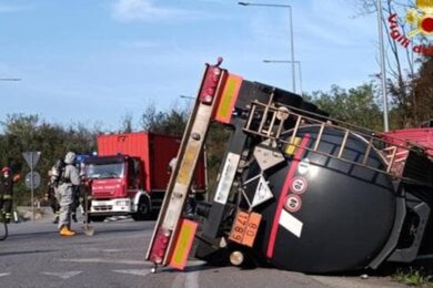 Incidente stradale a Giussano: si ribalta un’autocisterna che trasporta acido cloridrico sulla SS36